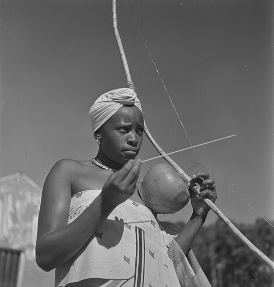 Oui cherie oui Constance Stuart Young woman with bow and arrow, Nhlangano (Swaziland) Swaziland, 1947